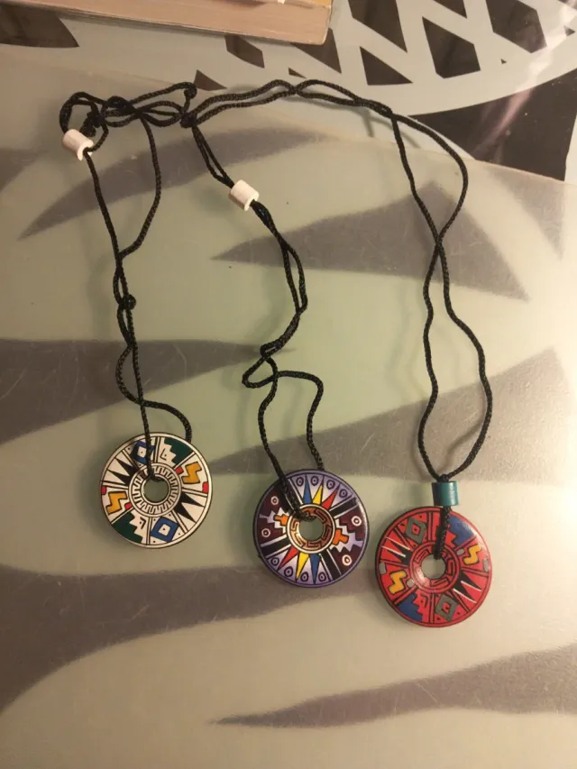 Collar con colgante circular