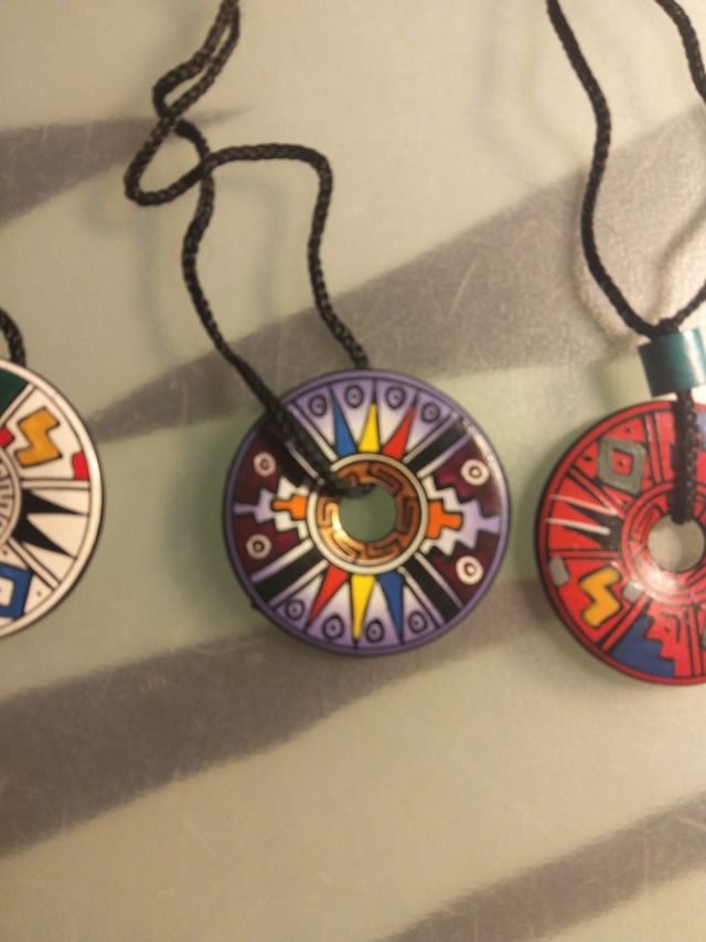 Collar con colgante circular