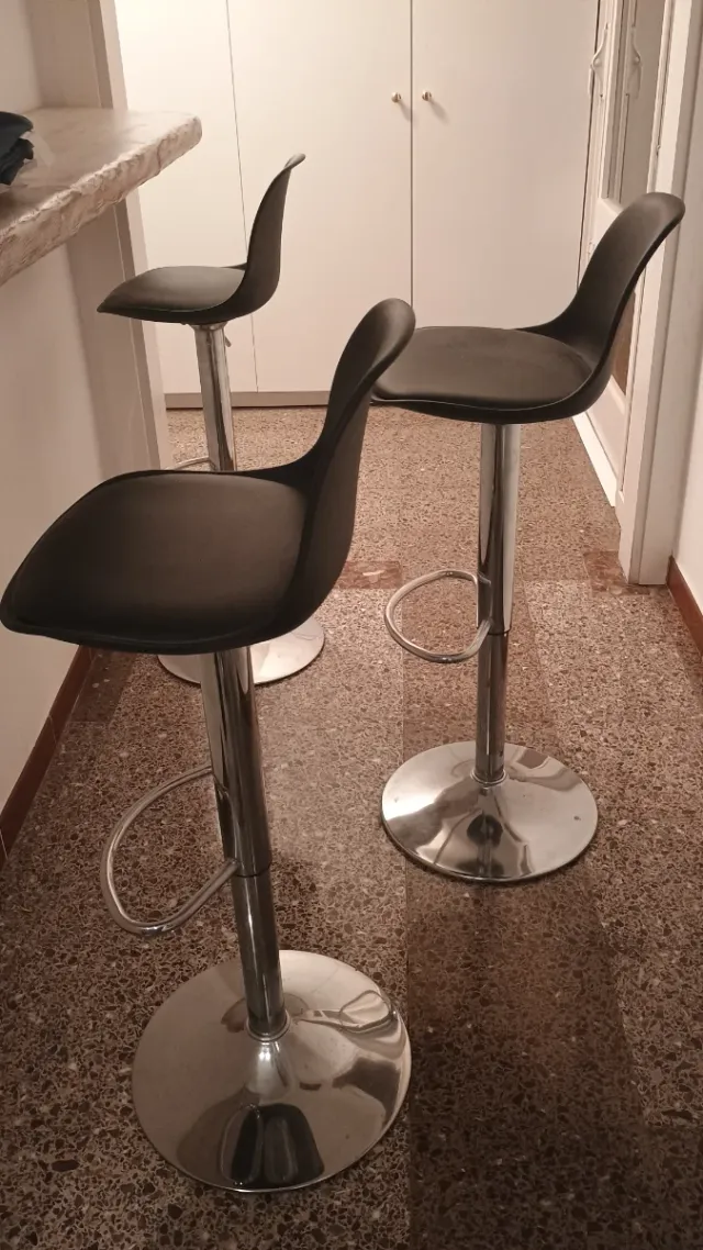Taburetes Altos Negros y Plateados