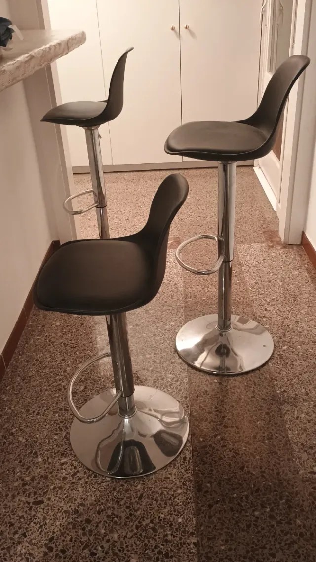 Taburetes Altos Negros y Plateados