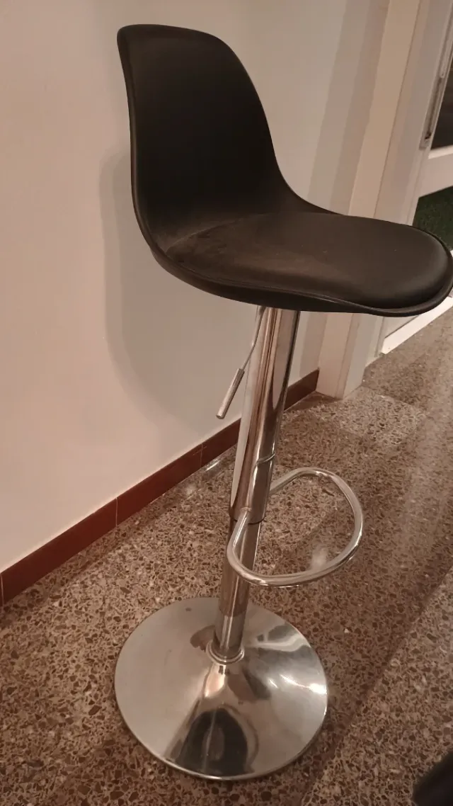 Taburetes Altos Negros y Plateados