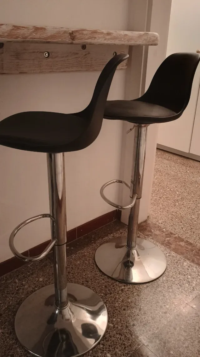 Taburetes Altos Negros y Plateados