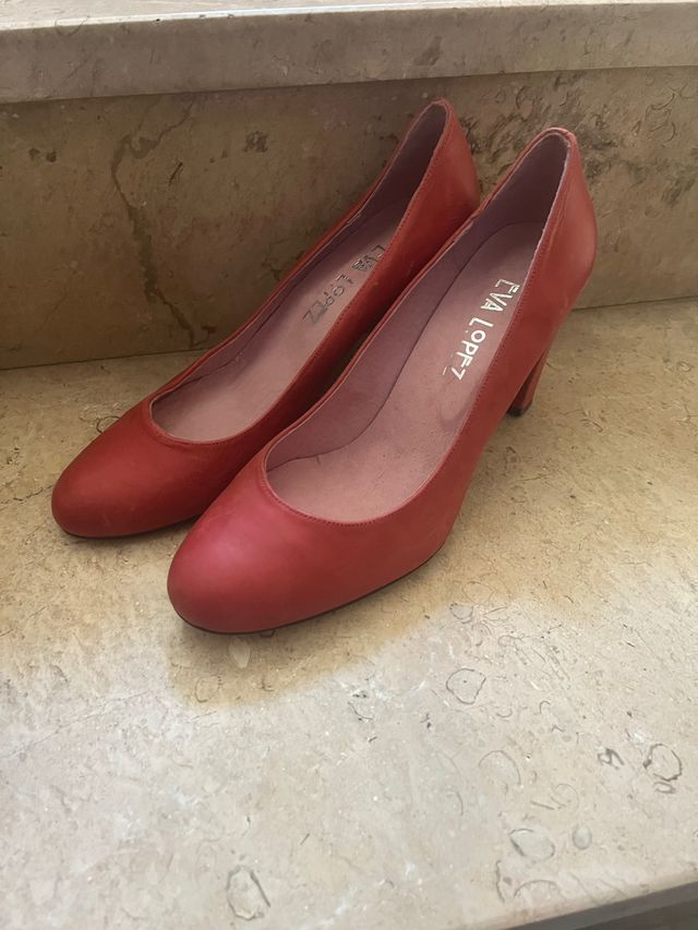Zapatos de salón rojos piel tacón ancho EVA LOPEZ