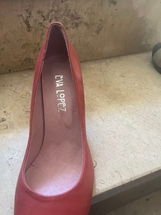 Zapatos de salón rojos piel tacón ancho EVA LOPEZ