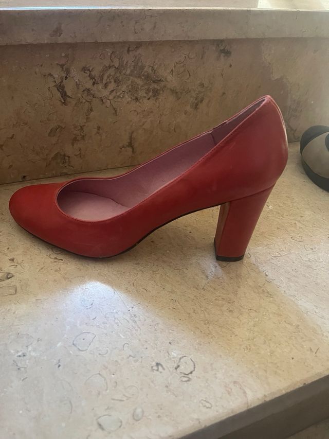 Zapatos de salón rojos piel tacón ancho EVA LOPEZ