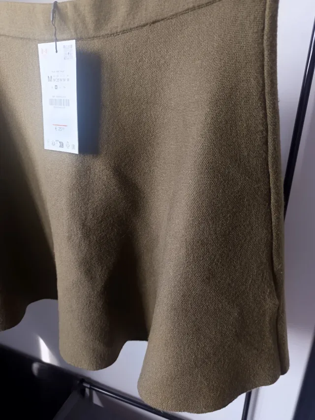 Falda verde oliva corta