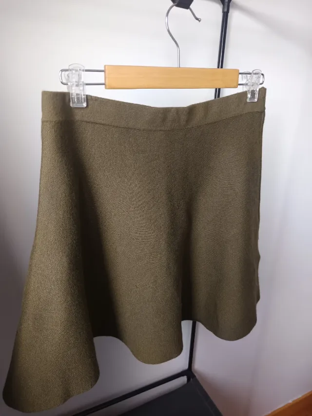 Falda verde oliva corta
