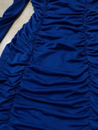 Vestido azul fruncido manga larga
