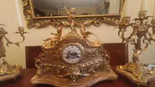 Reloj y candelabros bronce y mármol