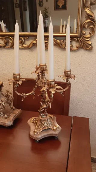 Reloj y candelabros bronce y mármol