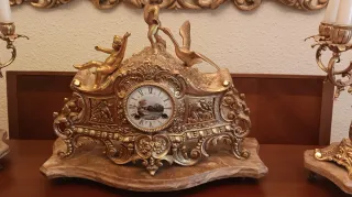 Reloj y candelabros bronce y mármol