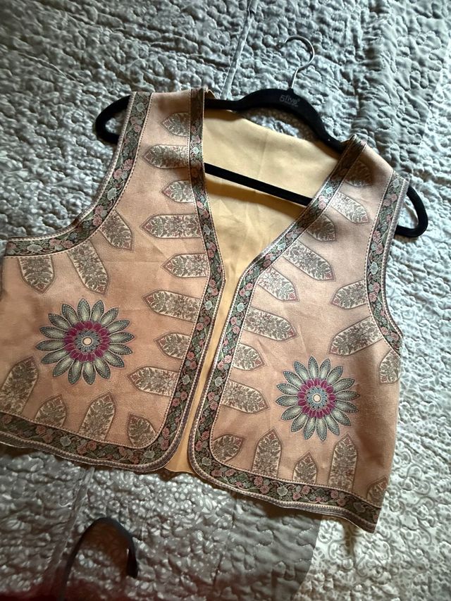 Chaleco beige con estampado floral