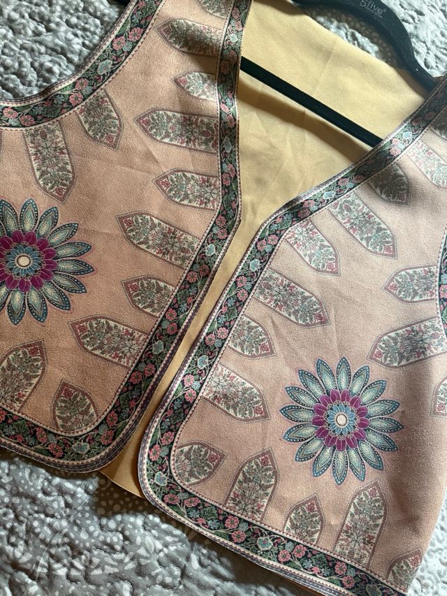 Chaleco beige con estampado floral