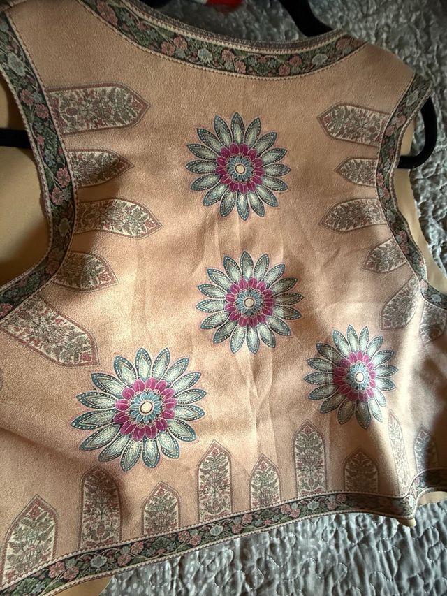 Chaleco beige con estampado floral