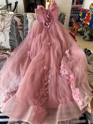 Vestido de XV años rosa con flores
