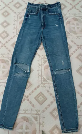 Pantalón vaquero desgastado azul