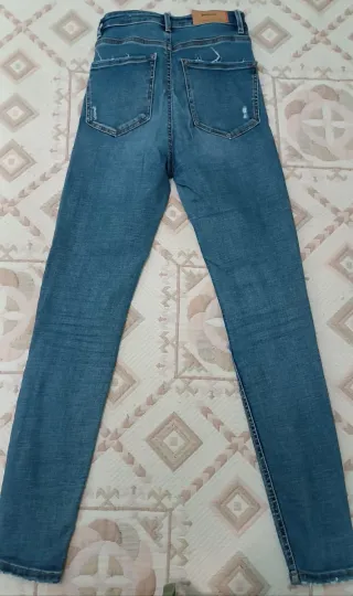 Pantalón vaquero desgastado azul