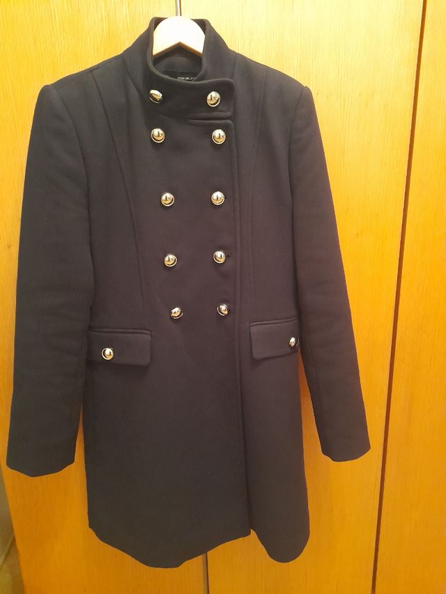 Abrigo negro con botones dorados