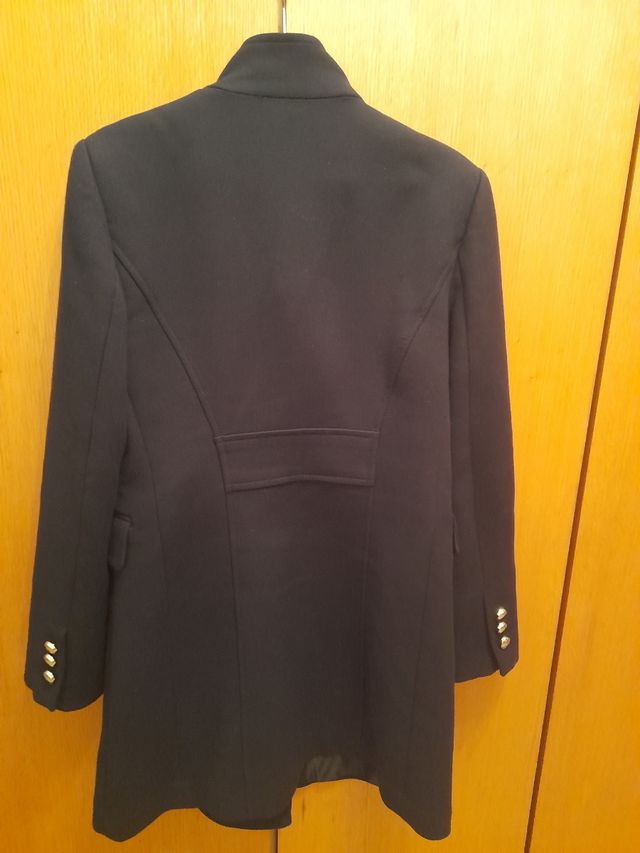 Abrigo negro con botones dorados
