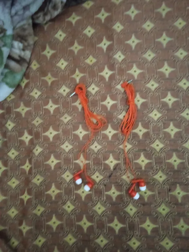 Auriculares rojos y blancos