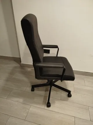 Silla de escritorio con ruedas