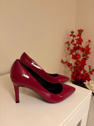 Zapatos de tacón rojos charol