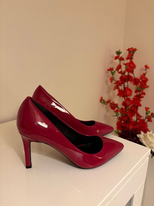 Zapatos de tacón rojos charol