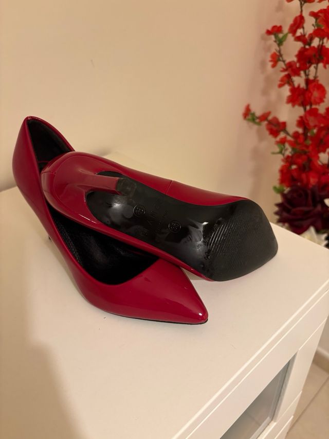 Zapatos de tacón rojos charol