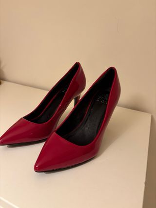 Zapatos de tacón rojos charol