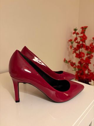 Zapatos de tacón rojos charol