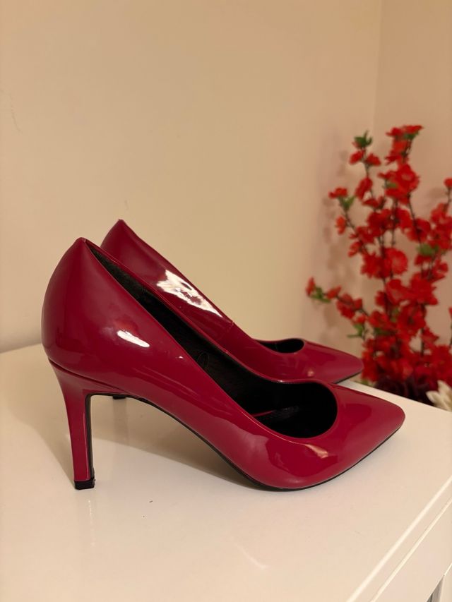 Zapatos de tacón rojos charol