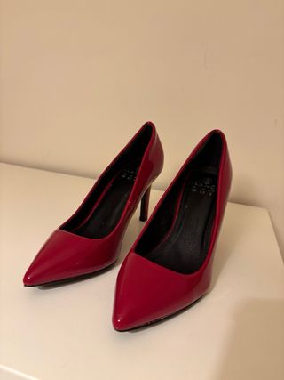 Zapatos de tacón rojos charol