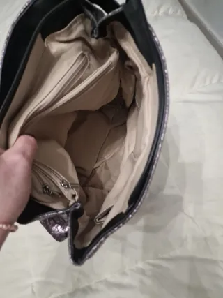 Mochila plateada y negra con cadena