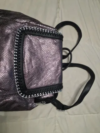 Mochila plateada y negra con cadena