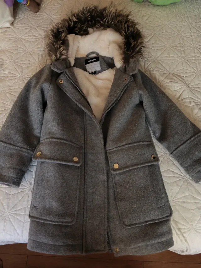 Casaco Kiabi cinza com capuz e pelo