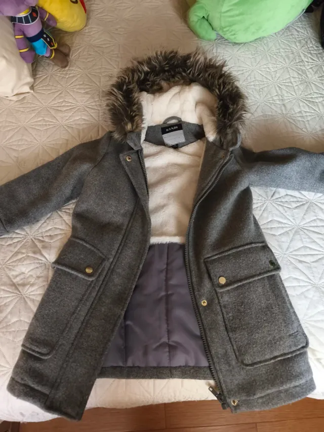 Casaco Kiabi cinza com capuz e pelo