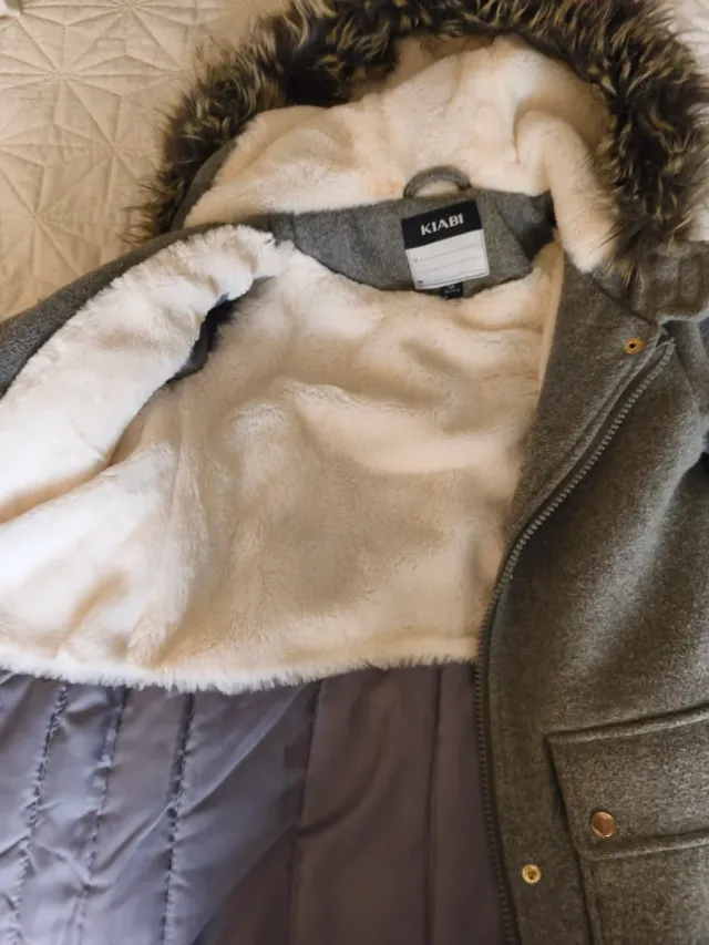 Casaco Kiabi cinza com capuz e pelo
