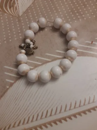 Pulsera Milá perlas blancas y charm