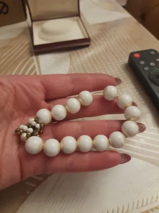 Pulsera Milá perlas blancas y charm