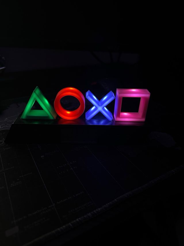 Reloj PlayStation con símbolos iluminados