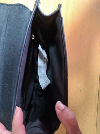 Bolso de hombro negro con tachuelas