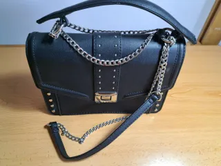 Bolso de hombro negro con tachuelas