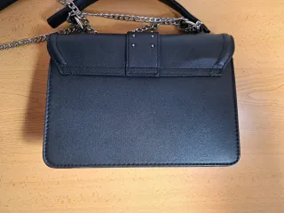 Bolso de hombro negro con tachuelas