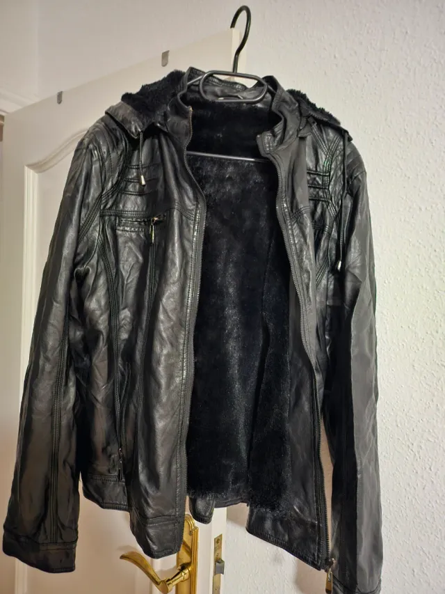 Cazadora polipiel negra con forro