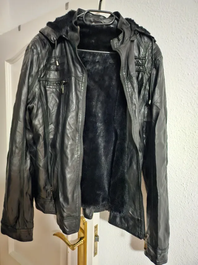 Cazadora polipiel negra con forro