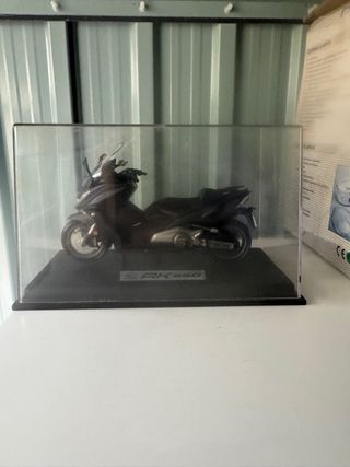 Maqueta Kymco AK 550 portes a toda España incluido