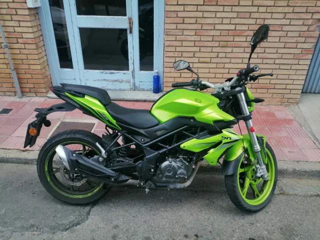 Moto Benelli 125cc Verde
