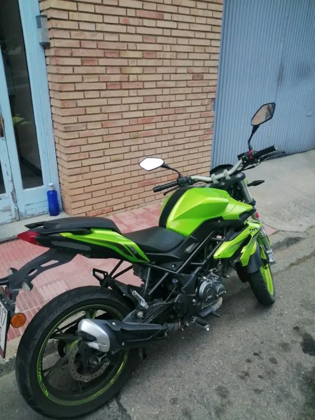 Moto Benelli 125cc Verde