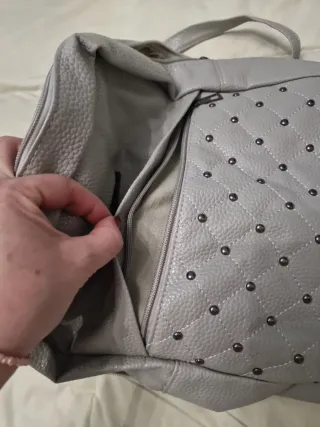 Mochila gris Moldes con tachuelas