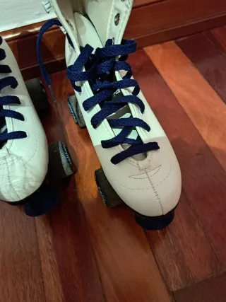 Patines 4 Ruedas Blancos + Rodilleras